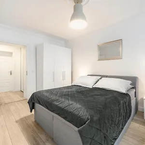 The Lachmann Vh, 2br One Living Up To 7 People Apartment